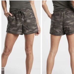 Athleta green Camo camouflage Farallon shorts size 22 NWT